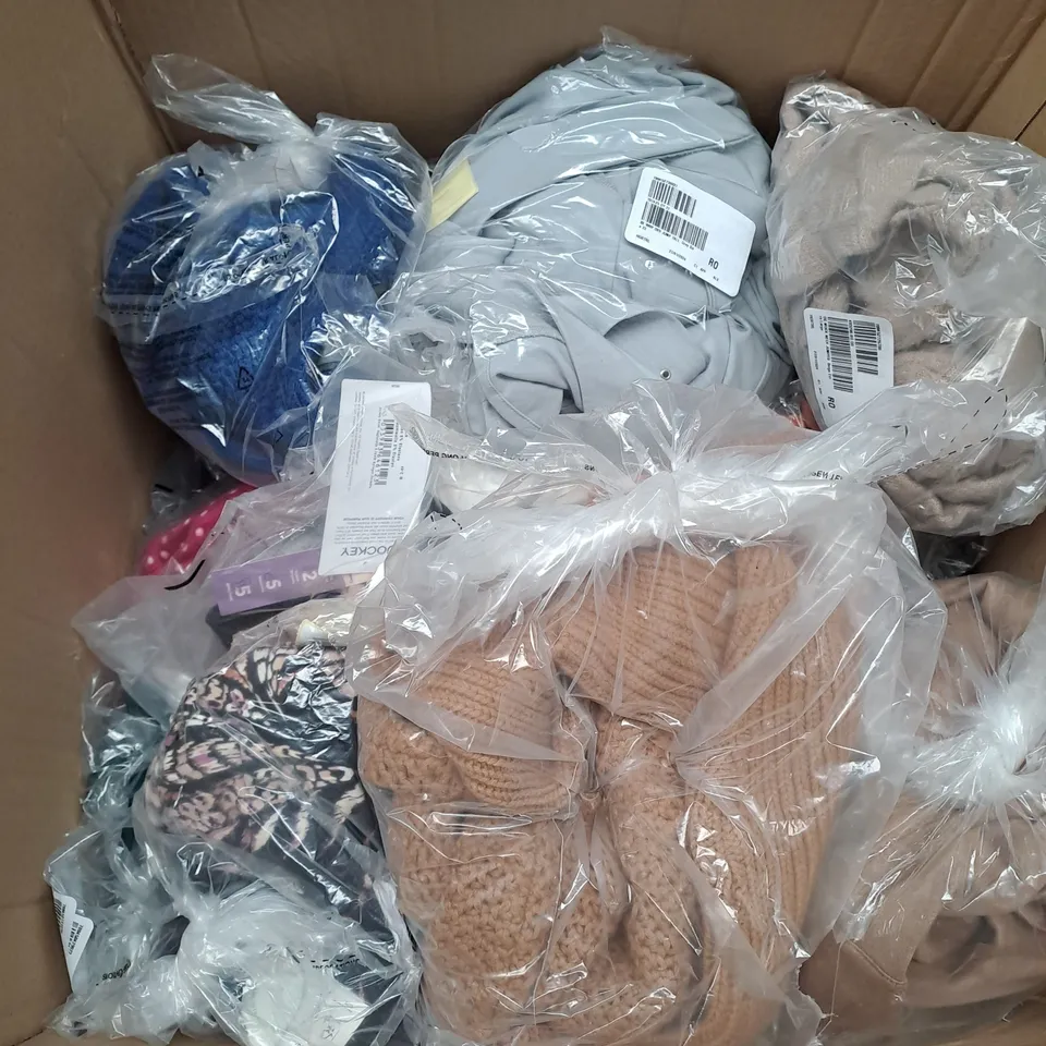 APPROXIMATELY 30 CLOTHING ITEMS TO INCLUDE JUMPERS AND BLOUSES