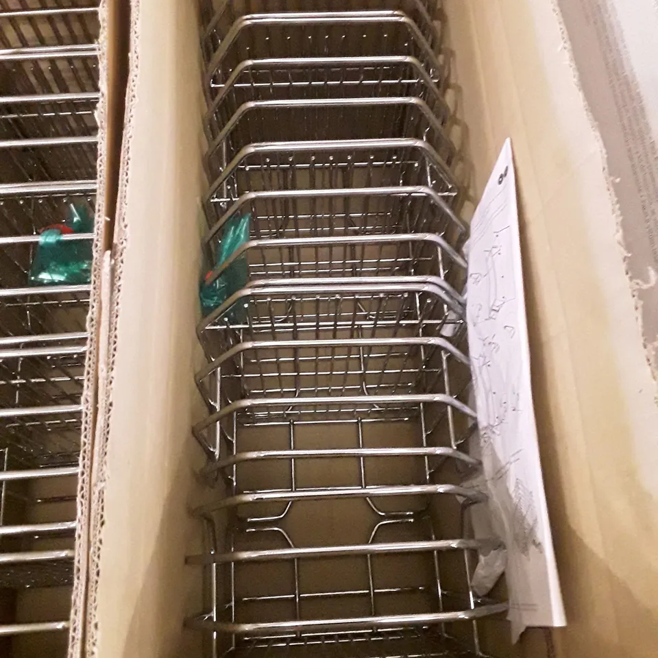 BOX CONTAINING 5 METAL FRAME BASKETS 