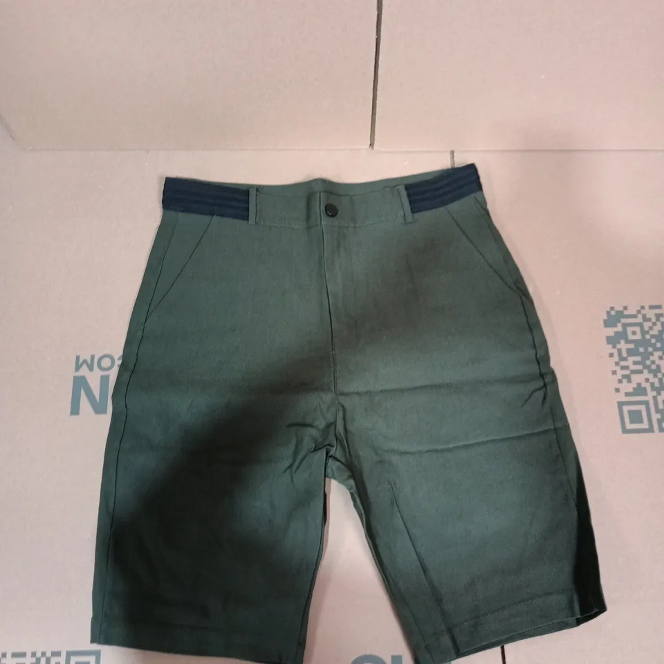MEN'S GREEN SHORTS – SIZE L