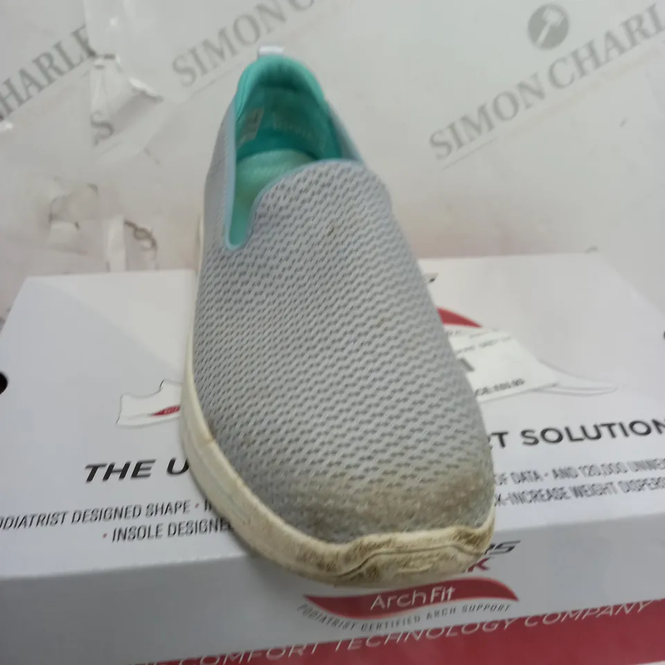 SKETCHERS GO WALK ARCH FIT IN BLACK - SIZE 5.5