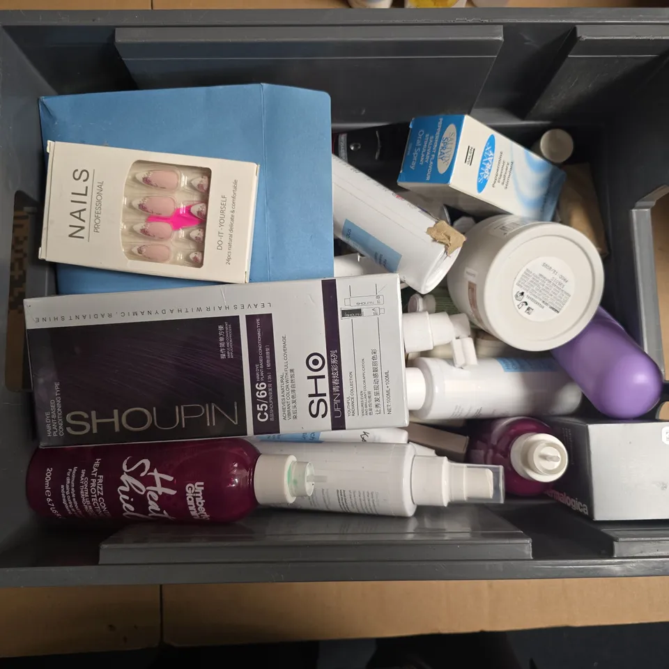 APPROXIMATELY 15 ASSORTED HEALTH & BEAUTY PRODUCTS TO INCLUDE BOOTS COLLAGEN SERUM, GARNIER VITAMIN C SERUM, KANZEN CLEANSING SPRAY ETC - COLLECTION SPRAY