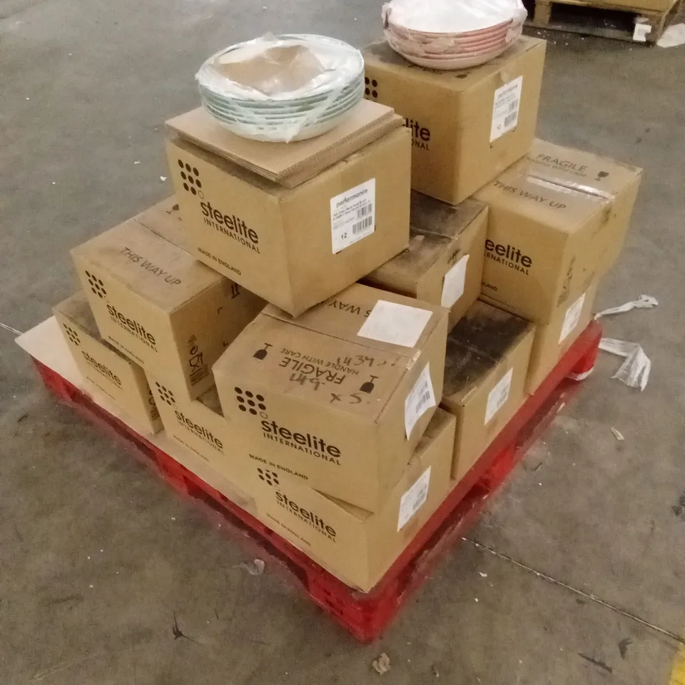 PALLET TO CONTAIN APPROXIMATELY 18 x BOXES OF F&B RED & GREEN BAND, HAND BRUSH BOWLS 25.5cm // 12 PLATES PER BOX