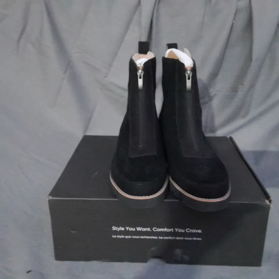 BOXED PAIR OF VIONIC CHARM ESTILLO BOOTS IN BLACK SIZE 8