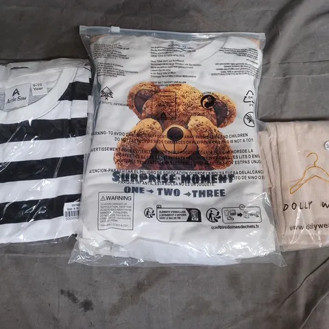 BOX OF APPROXIMATELY 20 ASSORTED KID'S CLOTHING AND FASHION ITEMS IN VARIOUS STYLES, SIZES, AND COLOURS, ETC - COLLECTION ONLY