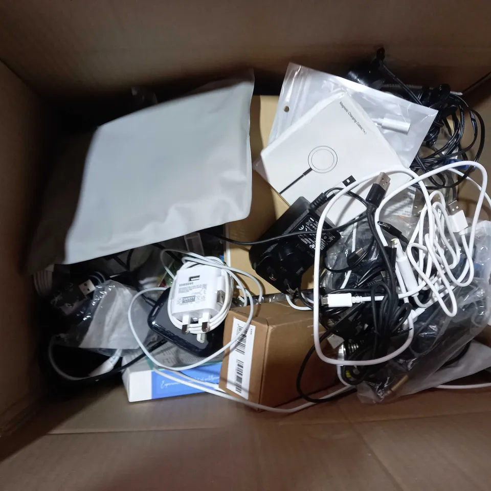 APPROXIMATELY 30 ASSORTED HOUSEHOLD ITEMS TO INCLUDE SOLDER WIRE, WIRED DELL MOUSE, CHARGING CABLE, ETC