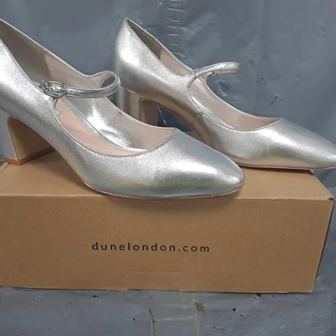 BOXED PAIR OF DUNE LEATHER MARY JANE COURT SHOES IN SILVER SIZE 6