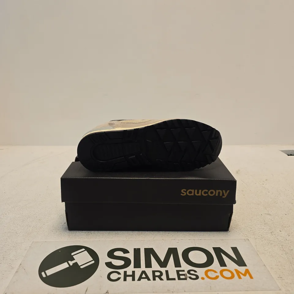 SAUCONY SHADOW 5000 GREY TRAINERS – UK 6.5 (US 8.5) – BOXED