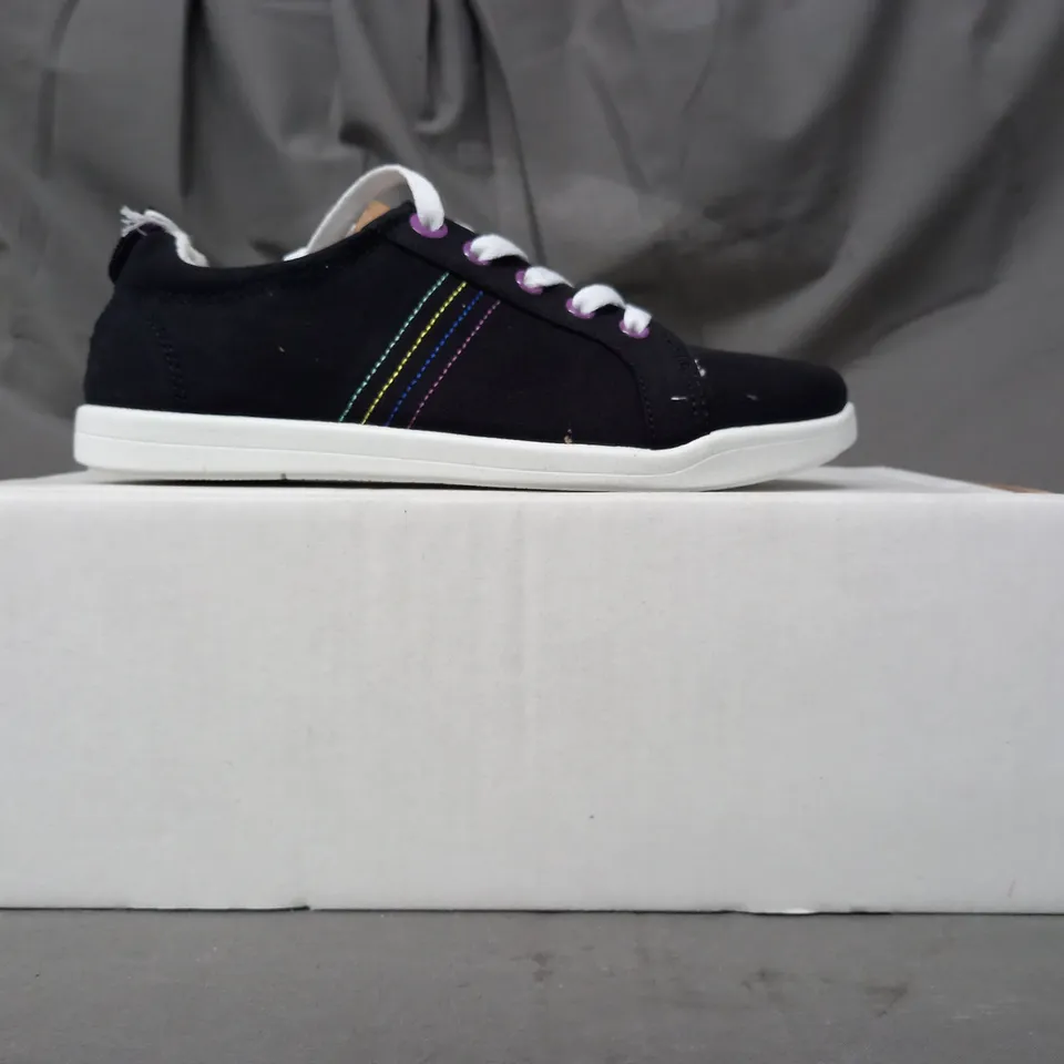 BOXED PAIR OF VIONIC TRAINERS IN BLACK SIZE 5