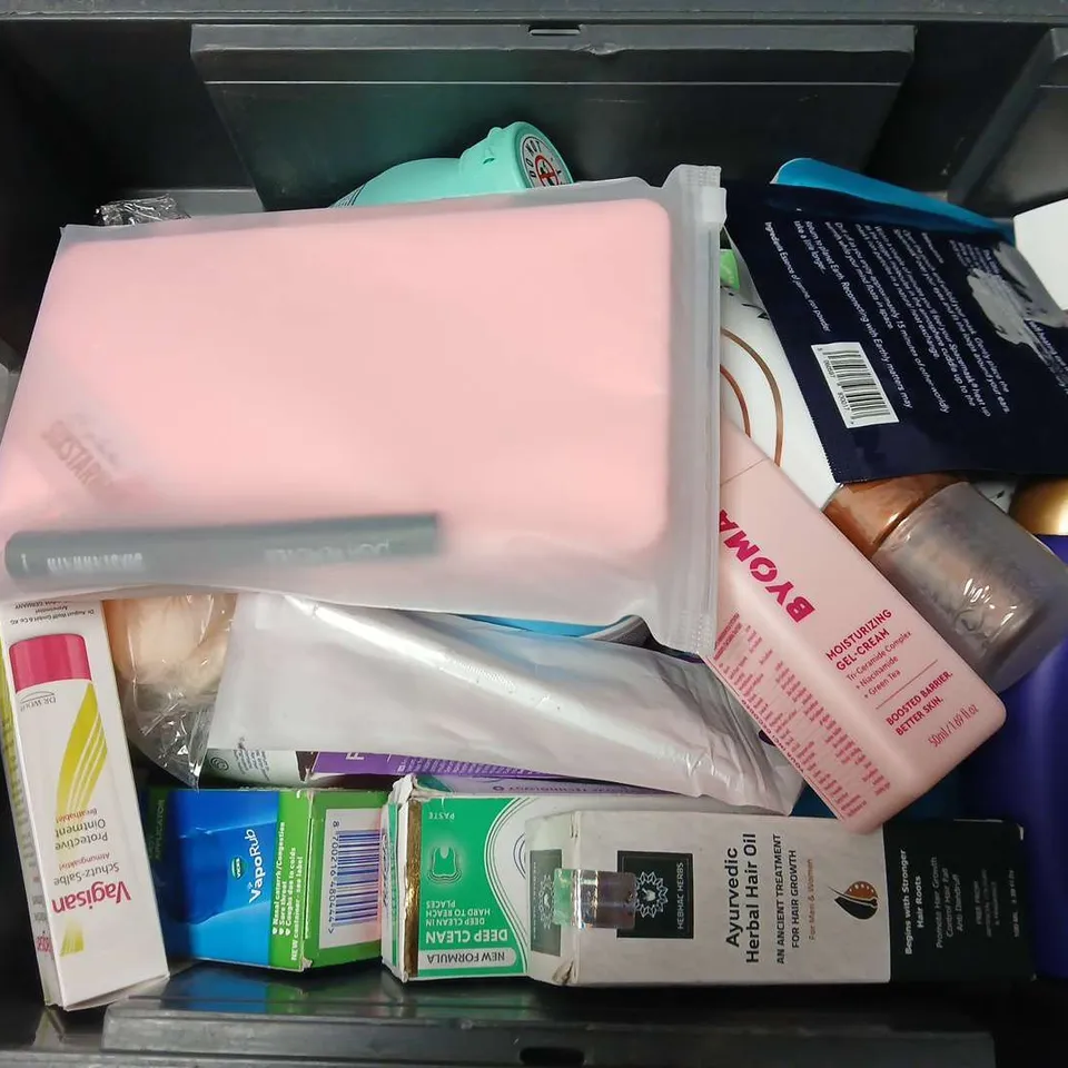 APPROXIMATELY 15 ASSORTED COSMETICS ITEMS TO INCLUDE SST.MORIZ TANNING MOUSSE, VAPORUB, DERMATICA SUNSCREEN, ETC