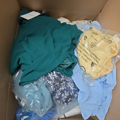 APPROXIMATELY 30 ASSORTED CLOTHING ITEMS IN VARIOUS SIZES, STYLES & COLOURS - COLLECTION ONLY