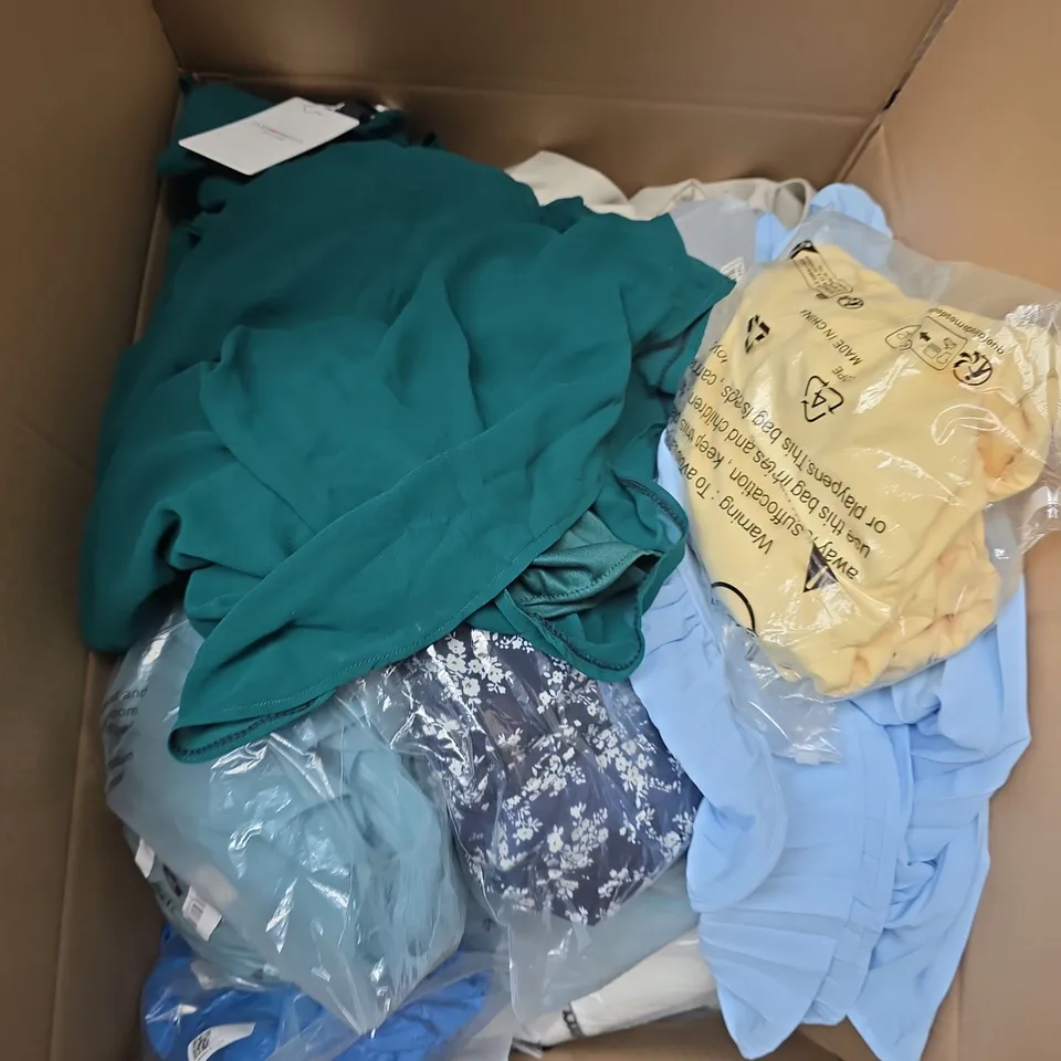 APPROXIMATELY 30 ASSORTED CLOTHING ITEMS IN VARIOUS SIZES, STYLES & COLOURS - COLLECTION ONLY 