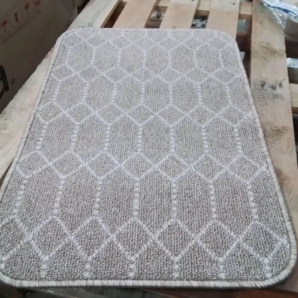 QUALITY DESIGNER AREA RUG - APPROXIMATELY 74X50CM