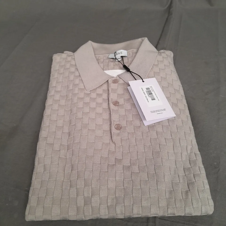 ARNE SQUARE TEXTURED KNITTED BUTTON POLO SHIRT IN STONE - XXL