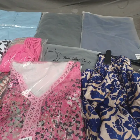 APPROX 20 ASSORTED CLOTHING ITEMS TO INCLUDE T-SHIRTS, DRESSES, SHORTS ETC