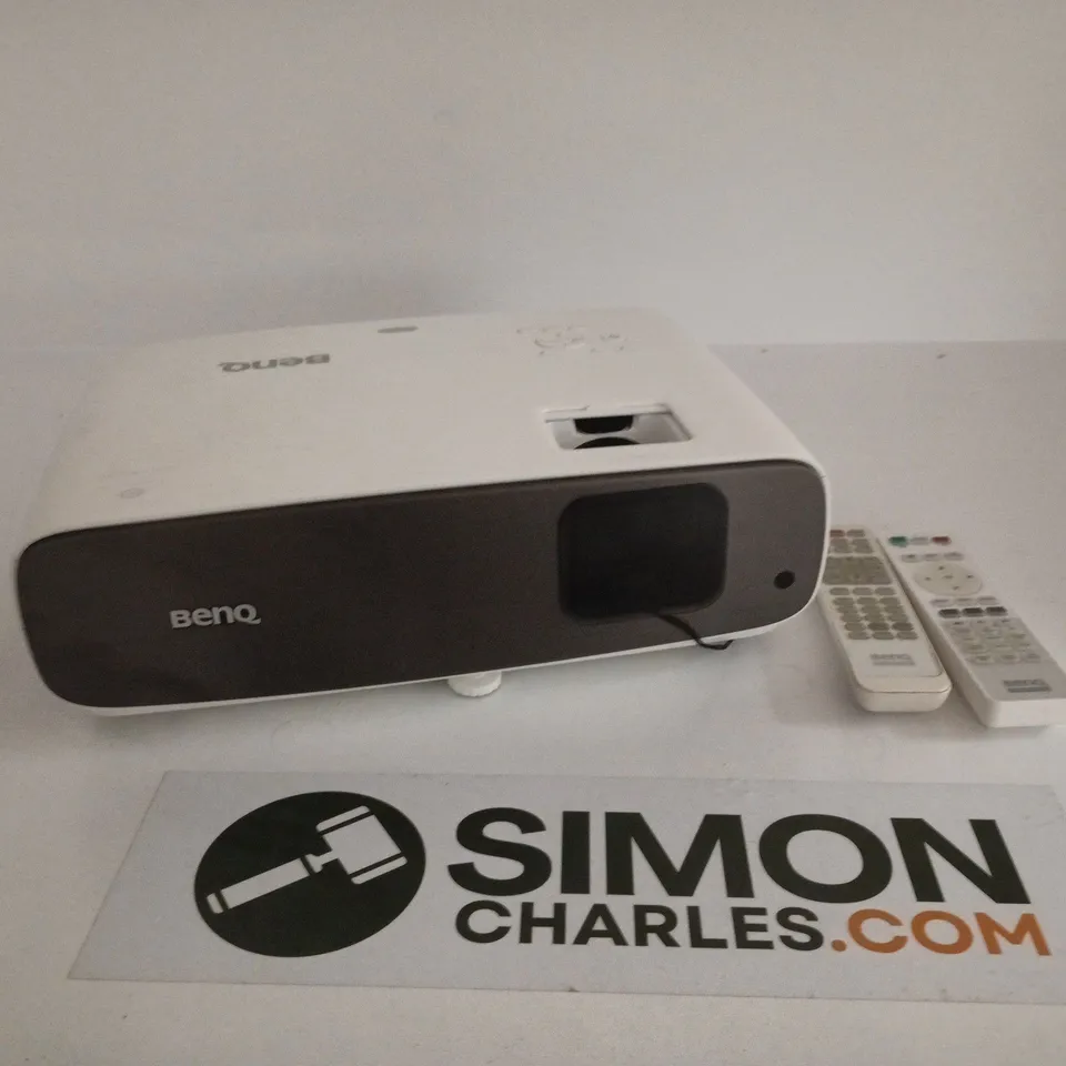 BENQ CINEMA MASTER VIDEO+ CINEMATIC COLOR DCI-P3 WITH REMOTES