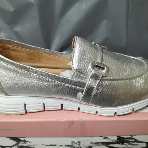 BOXED MODA IN PELLE FRANCIE LOAFER IN SILVER - SIZE 42