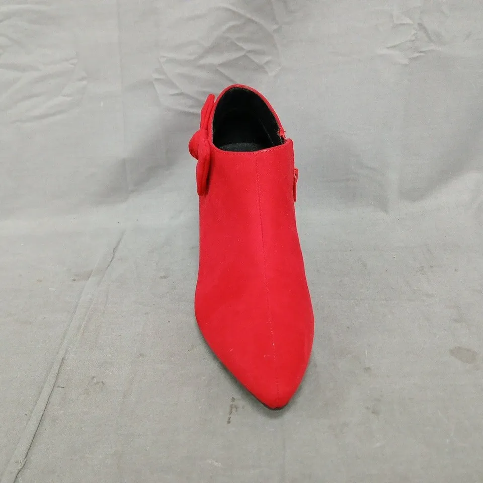 BOXED PAIR OF NEW LOOK POINTED TOE STILETTO HEEL SHOES IN RED SIZE UK 6