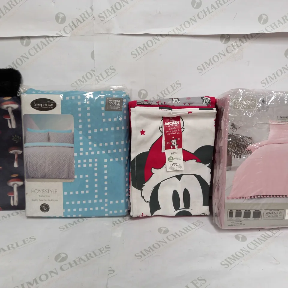 BOX OF APPROX 8 ASSORTED ITEMS TO INCLUDE - MUSHROOM HOT WATER BOTTLE  - SLEEPDOWN HOMESTYLE DUVET - MICKEY MOUSE OVEN GLOVES & TOWEL ECT