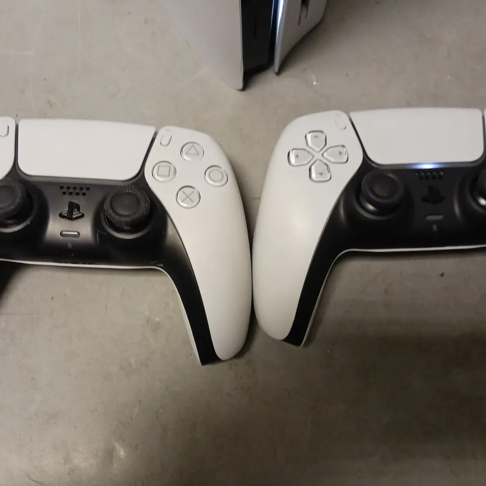PLAYSTATION 5 DISC CONSOLE & ADDITIONAL DUALSENSE CONTROLLER