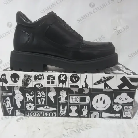 BRAND NEW BOXED PAIR OF KOI VEGAN LEATHER RORK WORKING BOOTS IN BLACK UK SIZE 8