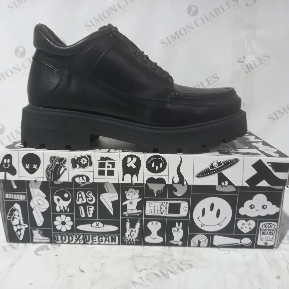 BRAND NEW BOXED PAIR OF KOI VEGAN LEATHER RORK WORKING BOOTS IN BLACK UK SIZE 8