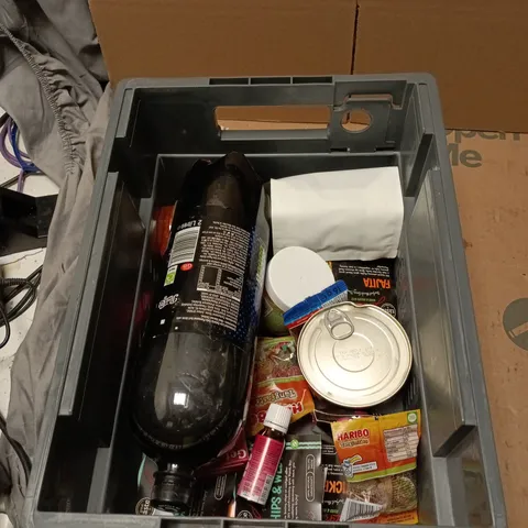 TOTE OF APPROXIMATELY 8 ASSORTED FOOD AND DRINK TO INCLUDE: ROBINSONS SUMMER FRUITS SQUASH 