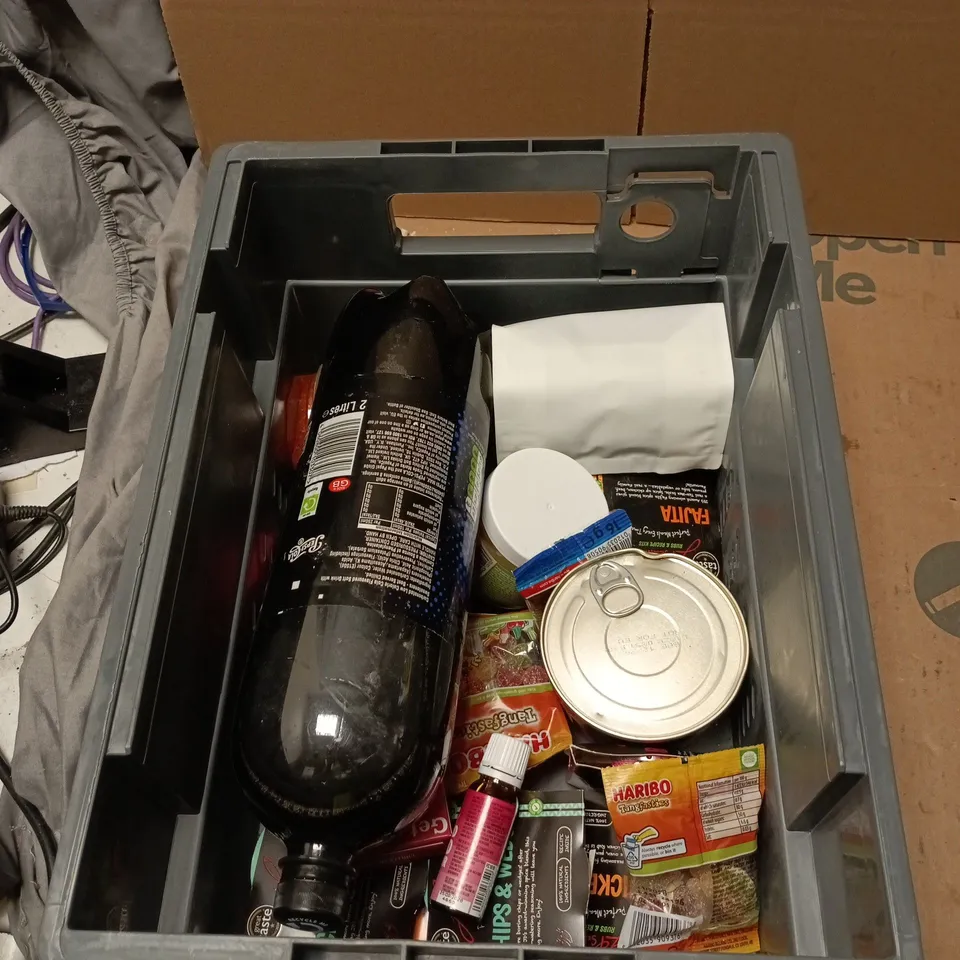 TOTE OF APPROXIMATELY 8 ASSORTED FOOD AND DRINK TO INCLUDE: ROBINSONS SUMMER FRUITS SQUASH 