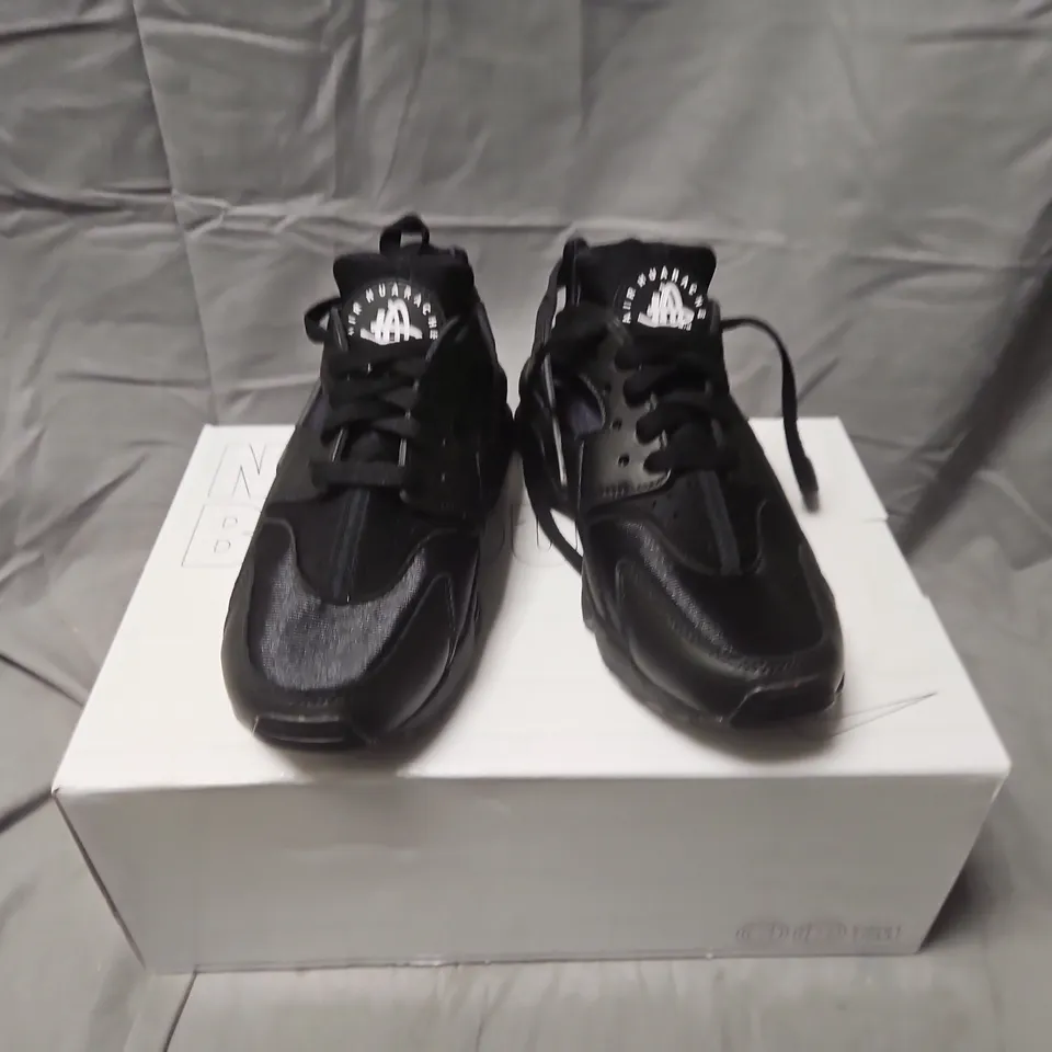 NIKE AIR HUARACHE BLACK SNEAKERS – BOXED - UK 4