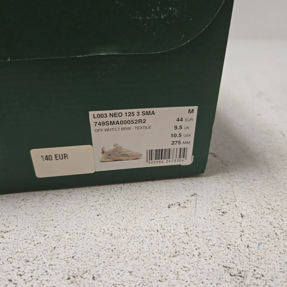 LACOSTE L003 NEO 125 3 SMA SNEAKERS – OFF-WHITE/TAN TEXTILE, UK 9.5 (EU 44)