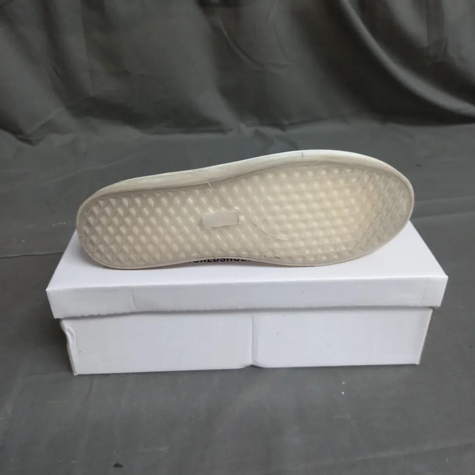 BOX OF 10 PAIRS OF WS SHOES SLIP ON SHOE IN BLUE DENIM - VARIOUS SIZES