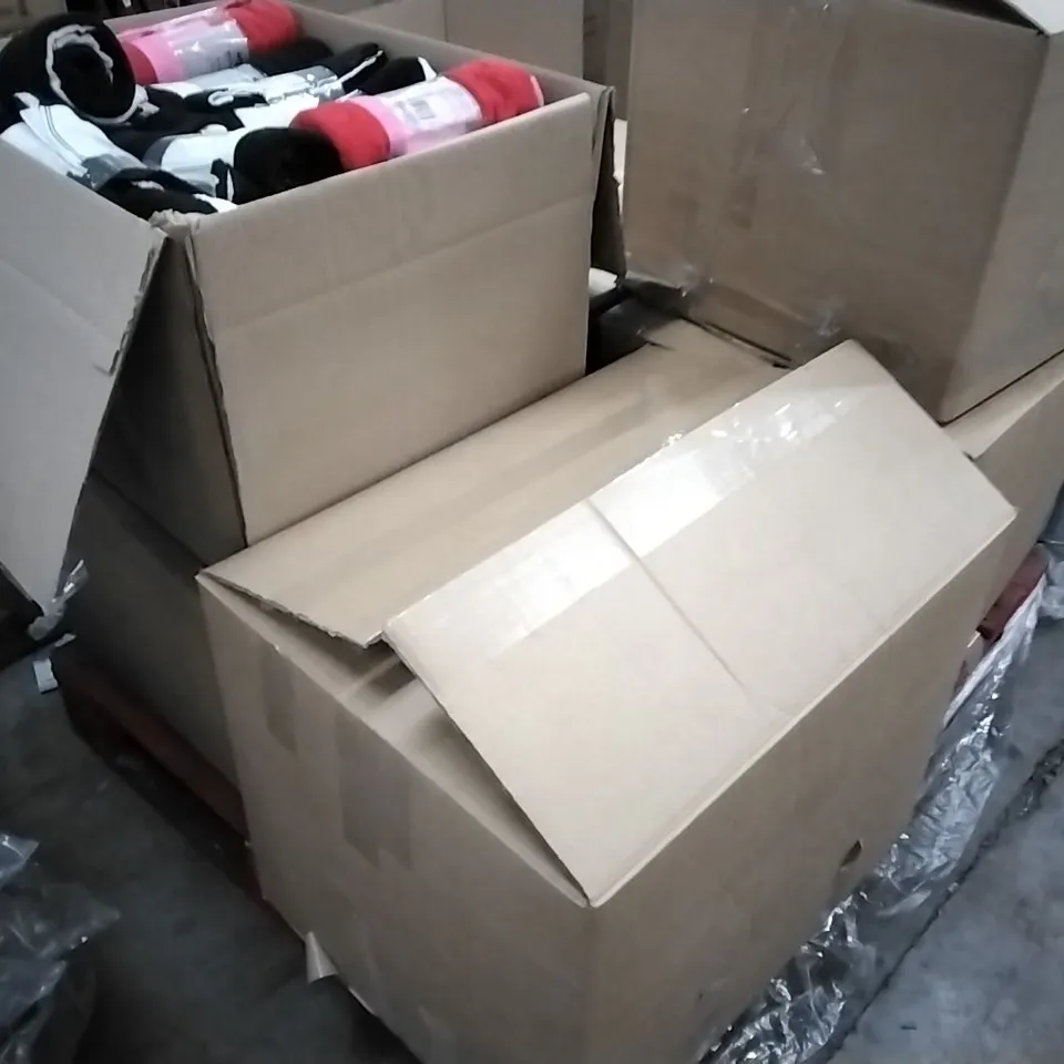PALLET TO CONTAIN A VERY LARGE QUANTITY OF ASSORTED BRAND NEW BEACH TOWELS - COLOURS VARY, APPROXIMATELY 71 x 152cm EACH