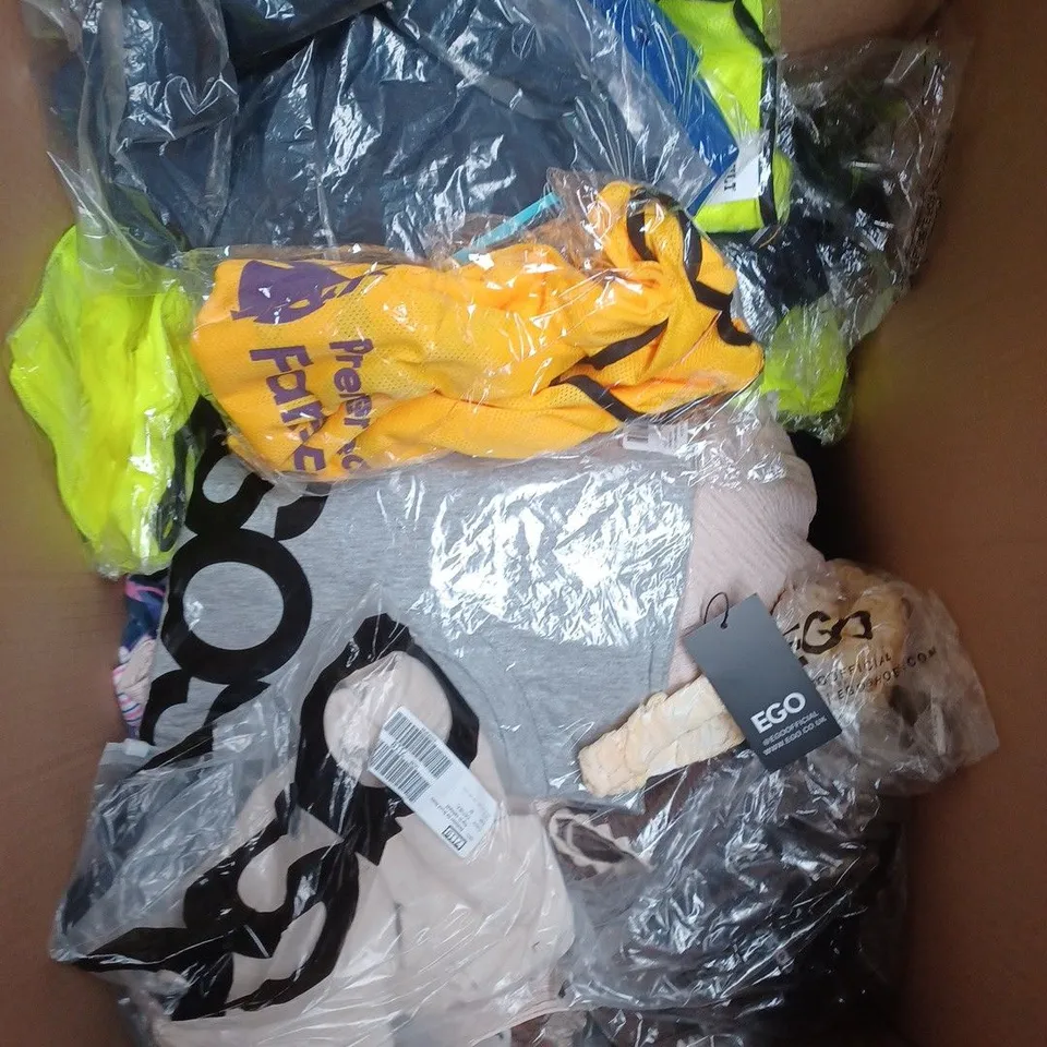 APPROX 20 ASSORTED CLOTHING ITEMS TO INCLUDE T-SHIRTS, DRESSES, SHORTS ETC