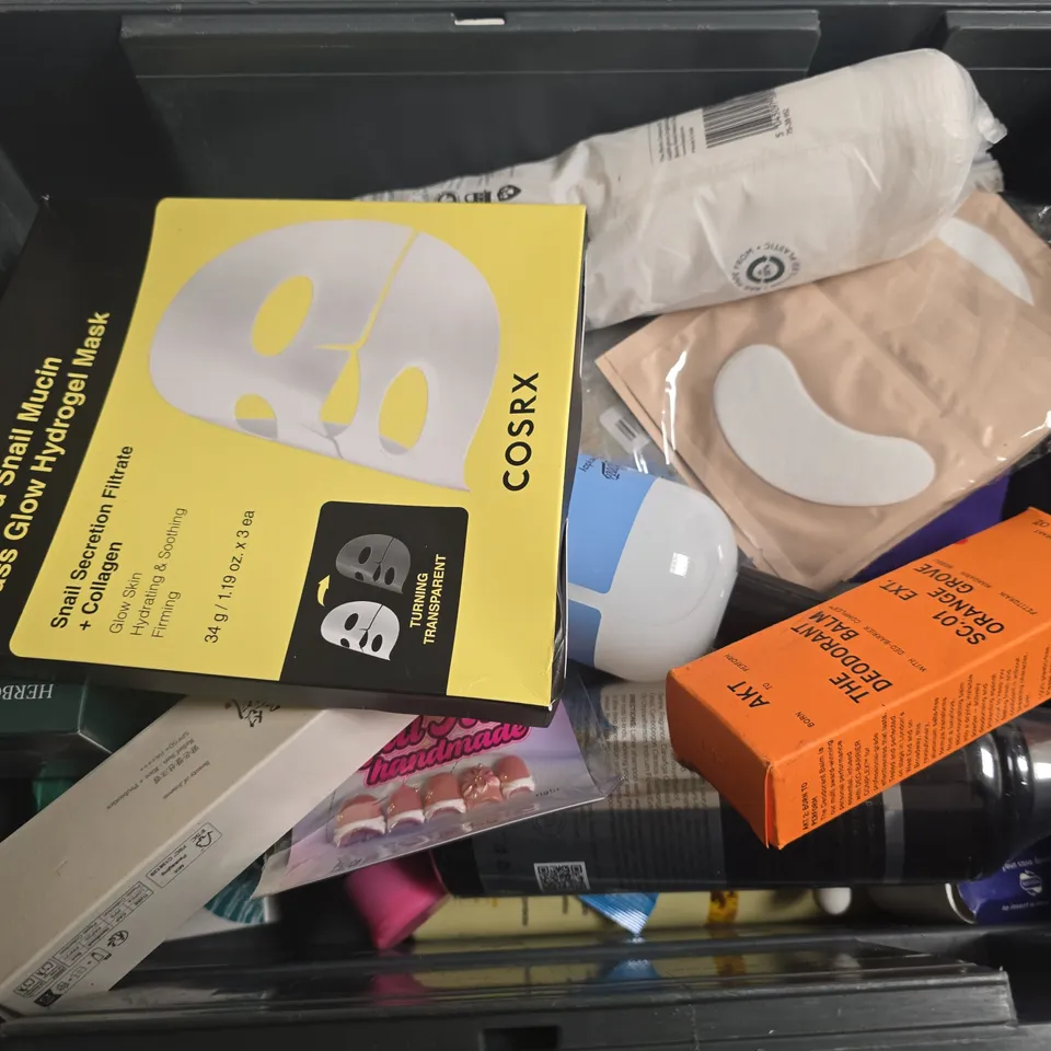 APPROXIMATELY 15 ASSORTED HEALTH & BEAUTY PRODUCTS TO INCLUDE LIZ EARLE SOOTHING EYE LOTION, AKT THE DEODORANT BALM, COSRX HYDROGEL MASK, ETC - COLLECTION ONLY