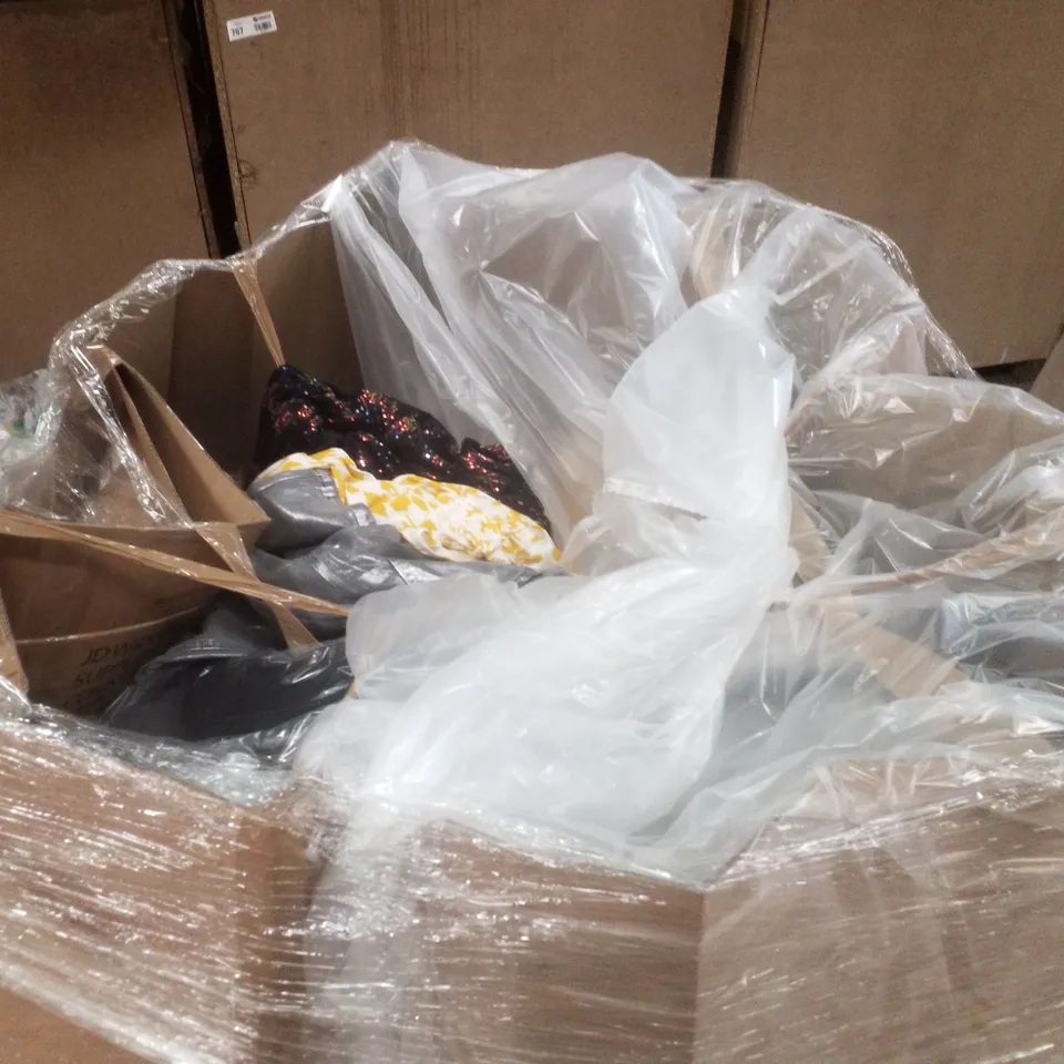 PALLET OF APPROXIMATELY 150 BRAND NEW WOMENS QUALITY DESIGNER CLOTHES.  INCLUDES; JD WILLIAM'S METALLIC JEAN'S, JD WILLIAM'S SEQUIN TOP, JD WILLIAM'S YELLOW AND BEIGE TOP