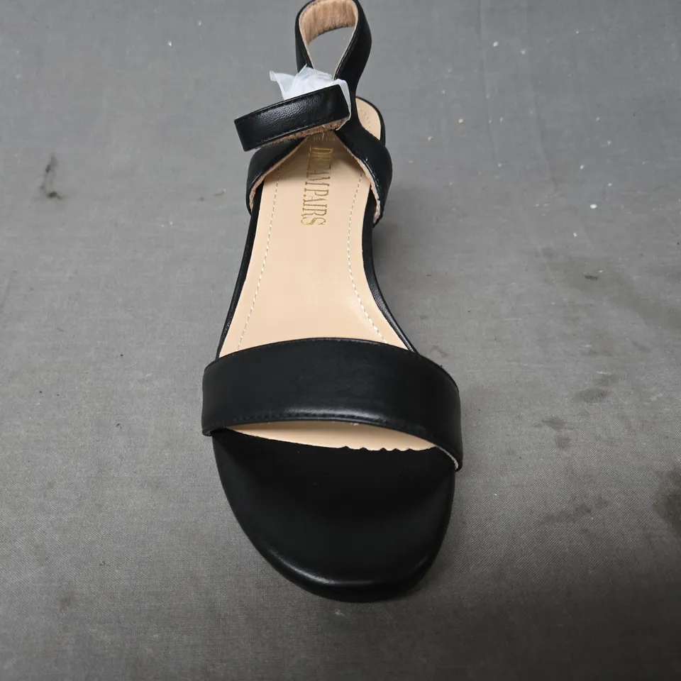 BOXED PAIR OF DREAM PAIRS OPEN TOE BLOCK HEEL SANDALS IN BLACK SIZE 7