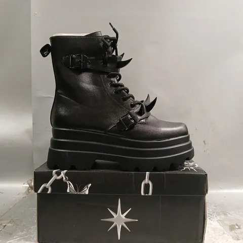 BOXED PAIR OF KOI SANTOKU TRIDENT SPIKE PLATFORM BOOTS IN BLACK SIZE UK 10