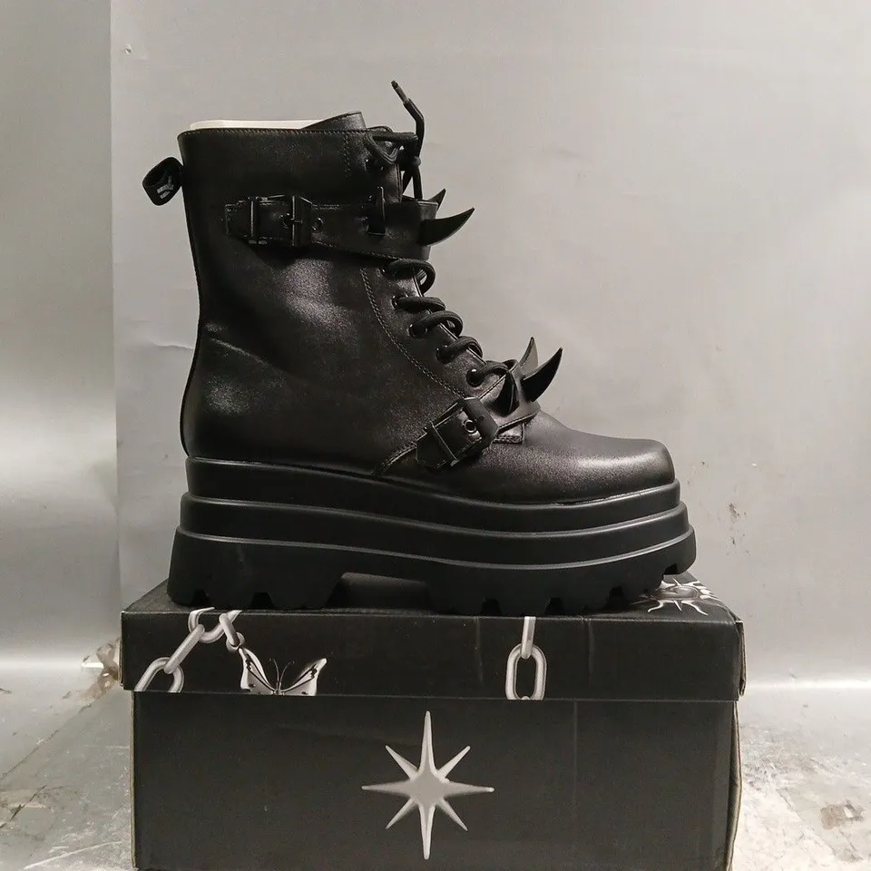 BOXED PAIR OF KOI SANTOKU TRIDENT SPIKE PLATFORM BOOTS IN BLACK SIZE UK 10