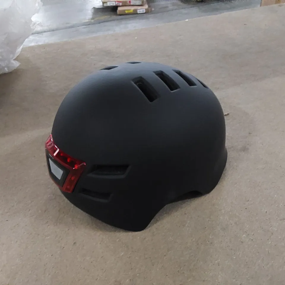 BOXED KUYOU KYZ002 FLASHING CYCLING HELMET - M 