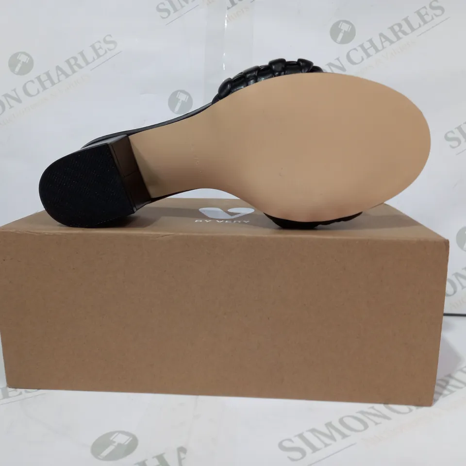 BOXED PAIR OF V BY VERY OPEN TOE BLOCK HEEL SANDALS IN BLACK UK SIZE 6