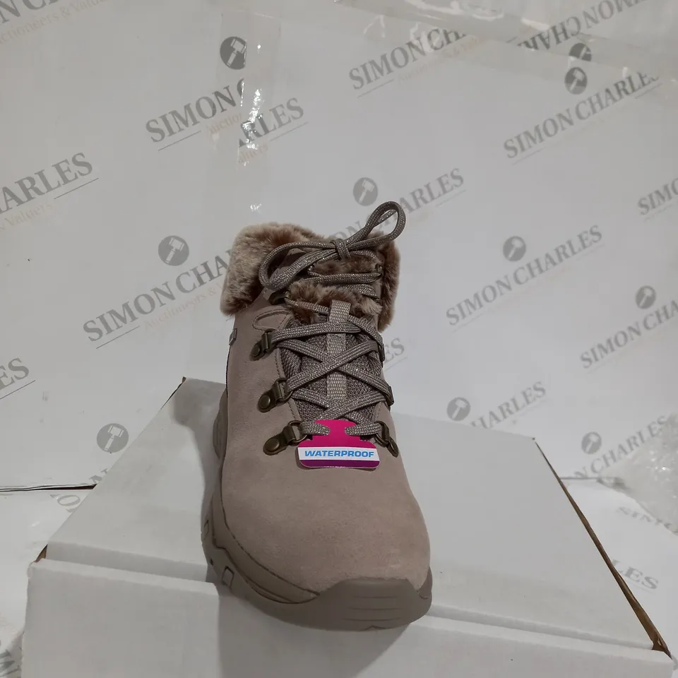 BOXED PAIR OF SKECHERS TREGO LACE UP FAUX FUR CUFF WATERPROOF BOOT TAUPE - SIZE 3