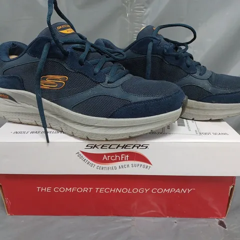 BOXED PAIR OF SKECHERS MEN'S ARCH FIT TRAINERS IN NAVY SIZE 10
