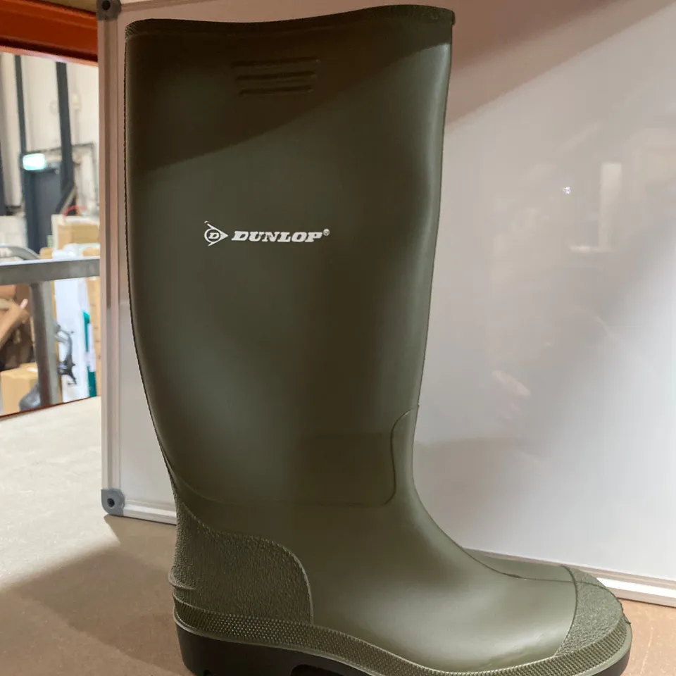 PAIR OF DUNLOP WELLIES SIZE 6