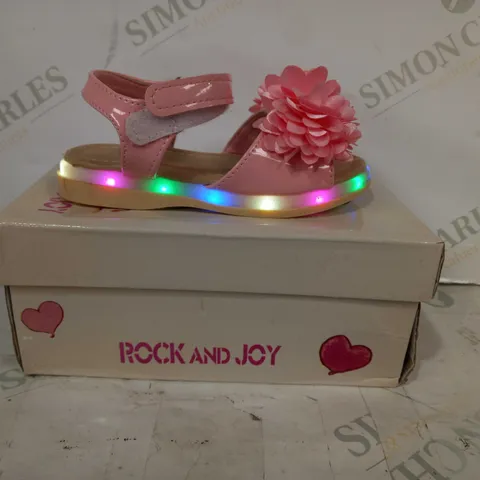BOXED PAIR OF ROCK & JOY CHILDREN'S LIGHT UP OPEN TOE SANDALS IN PINK EU 26