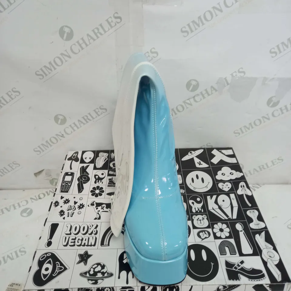 BOXED PAIR OF KOI FOOTWEAR BUBBLEGUM BURST HEELED LONG BOOTS IN BLUE OMBRE PATENT - SIZE 5
