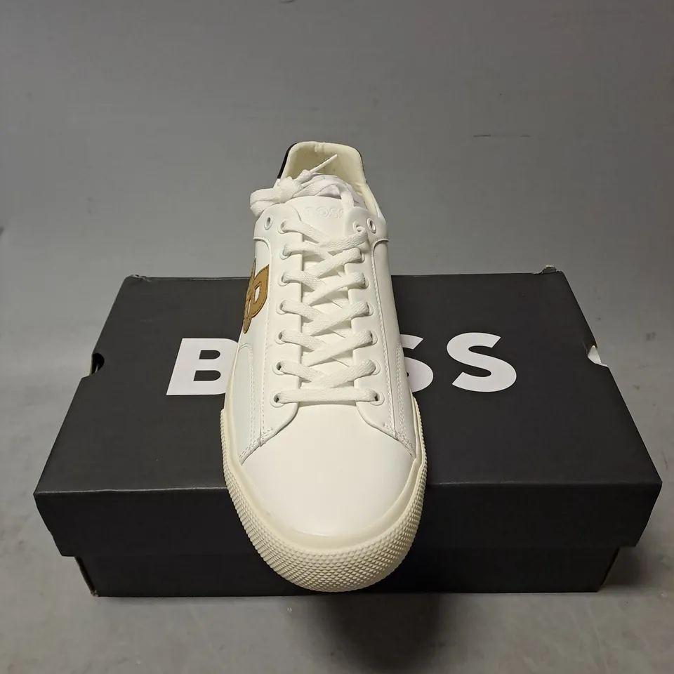 BOXED PAIR OF BOSS AIDEN FLBB TENNIS LOW-TOP TRAINERS IN WHITE SIZE 12