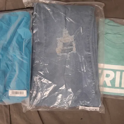 BOX OF APPROXIMATELY 20 ASSORTED CLOTHING AND FASHION ITEMS IN VARIOUS STYLES, SIZES, AND COLOURS - COLLECTION ONLY