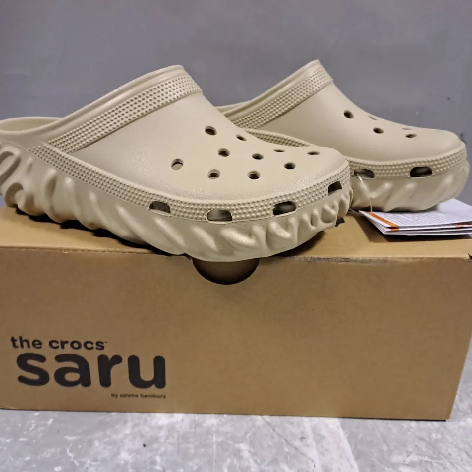 BOXED PAIR OF CROCS SALEHE BEMBURY CLOGS IN BEIGE UK SIZE M4/W5