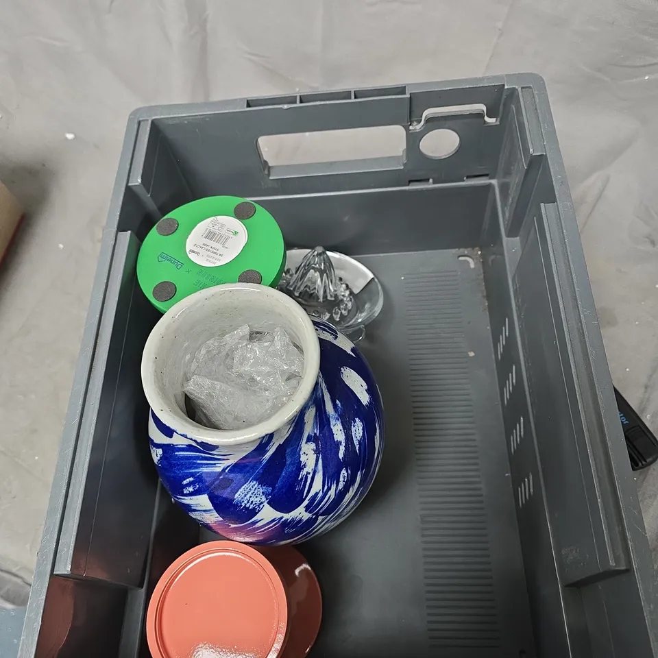 TOTE OF APPROXIMATELY 5 ASSORTED ITEMS TO INCLUDE: 2X SMALL CUPS 