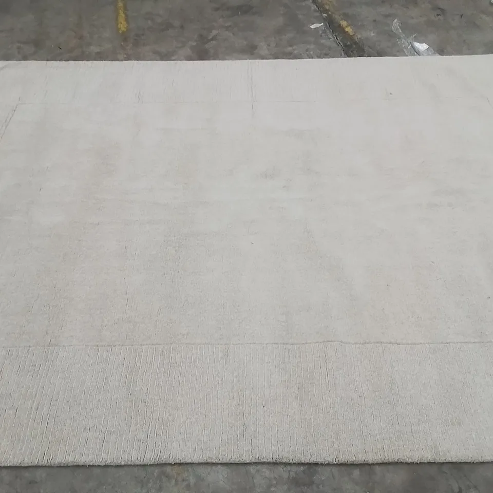 QUALITY DESIGNER AREA RUG // APPROX SIZE: 200 X 290 cm
