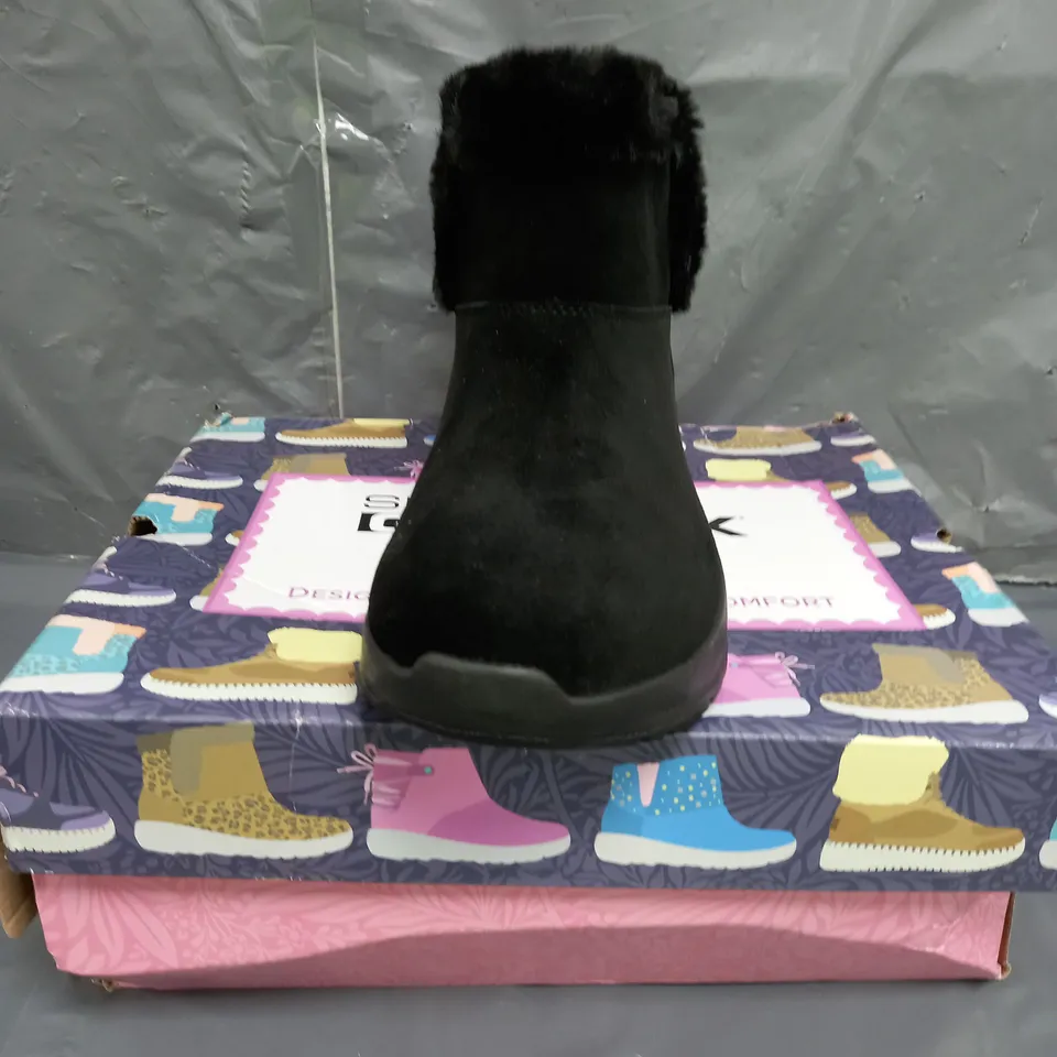 SKECHERS GO WALK SUEDE BOOTS BLACK SIZE 7